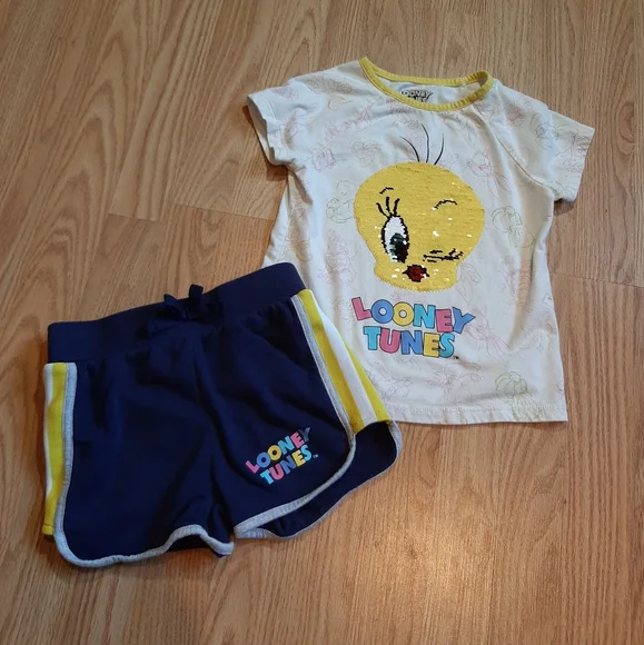 Looney Tunes 2 Piece Tweety Bird Flip Sequins T-Shirt and Shorts - Picture 2 of 8